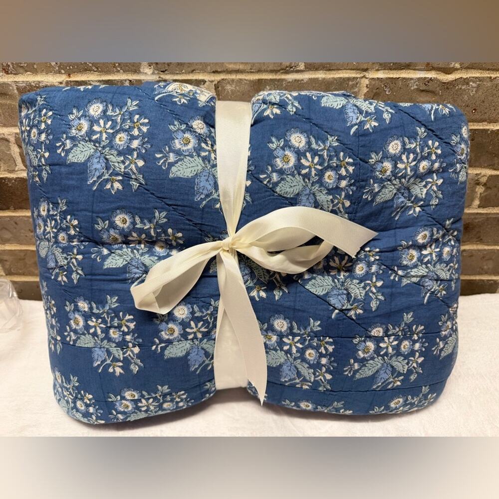 Pottery Barn Regan Handcrafted Reversible Quilt Blue White Full / Queen Bed NWT - Picture 3 of 7